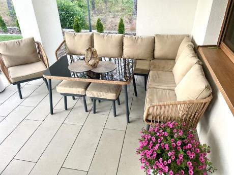 Nowoczesny beżowy narożnik ogrodowy 8 osób z fotelem, pufami i stołem 120cm Postigo Corner XL Nature