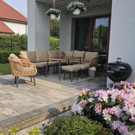 Nowoczesny beżowy narożnik ogrodowy 8 osób z fotelem, pufami i stołem 120cm Postigo Corner XL Nature