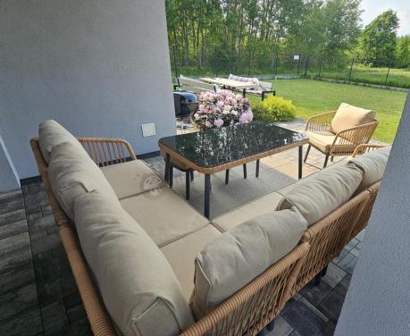 Nowoczesny beżowy narożnik ogrodowy 8 osób z fotelem, pufami i stołem 120cm Postigo Corner XL Nature