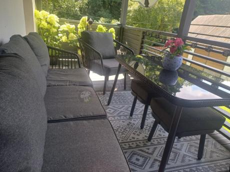 Nowoczesny, modułowy narożnik na taras z fotelem, 2 pufami i stołem 120cm Postigo Corner XL Grafitowy