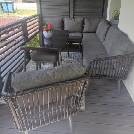 Nowoczesny, modułowy narożnik na taras z fotelem, 2 pufami i stołem 120cm Postigo Corner XL Grafitowy