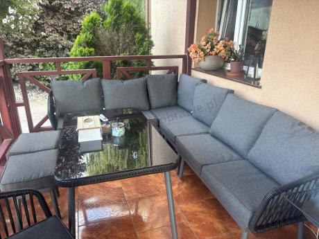 Nowoczesny, modułowy narożnik na taras z fotelem, 2 pufami i stołem 120cm Postigo Corner XL Grafitowy