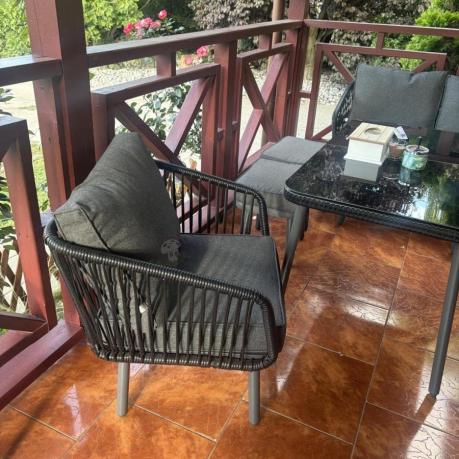 Nowoczesny, modułowy narożnik na taras z fotelem, 2 pufami i stołem 120cm Postigo Corner XL Grafitowy