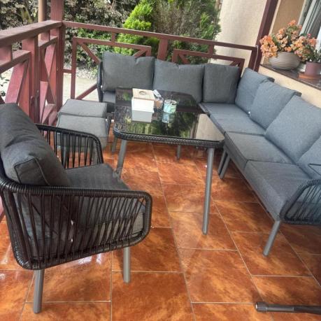 Nowoczesny, modułowy narożnik na taras z fotelem, 2 pufami i stołem 120cm Postigo Corner XL Grafitowy