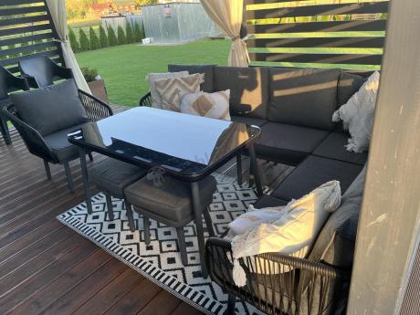 Nowoczesny, modułowy narożnik na taras z fotelem, 2 pufami i stołem 120cm Postigo Corner XL Grafitowy