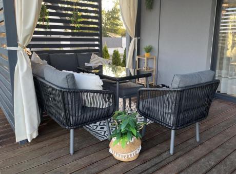 Nowoczesny, modułowy narożnik na taras z fotelem, 2 pufami i stołem 120cm Postigo Corner XL Grafitowy