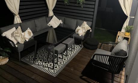 Nowoczesny, modułowy narożnik na taras z fotelem, 2 pufami i stołem 120cm Postigo Corner XL Grafitowy