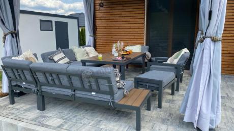 Nowoczesny narożnik na taras 283x222 cm z dwoma fotelami i pufami - Calamba Corner XL