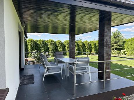 Nowoczesny zestaw białych mebli ogrodowych - sofa 202cm, stół obiadowy, fotele i pufy - Renalo Dining White