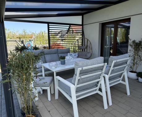 Nowoczesny zestaw białych mebli ogrodowych - sofa 202cm, stół obiadowy, fotele i pufy - Renalo Dining White