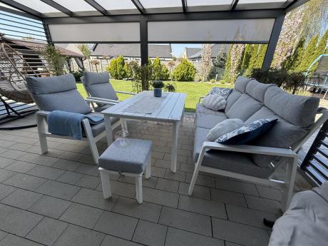 Nowoczesny zestaw białych mebli ogrodowych - sofa 202cm, stół obiadowy, fotele i pufy - Renalo Dining White