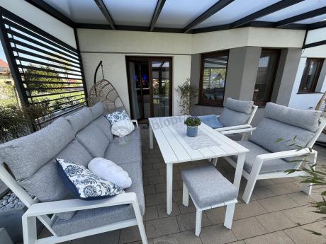 Nowoczesny zestaw białych mebli ogrodowych - sofa 202cm, stół obiadowy, fotele i pufy - Renalo Dining White