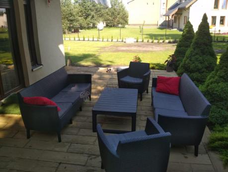 Zestaw ogrodowy z podnoszonym stolikiem