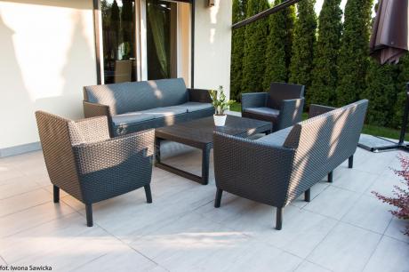 Zestaw ogrodowy z podnoszonym stolikiem