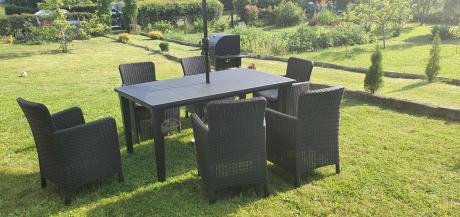Stół z parasolem i fotele ogrodowe Meblobranie TF6 Plus grafit