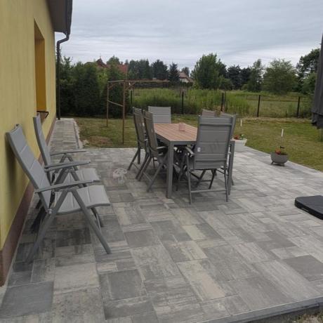 Szare meble ogrodowe - komplet stół i 8 regulowanych krzeseł - Kanbery Wood Silver 8+1