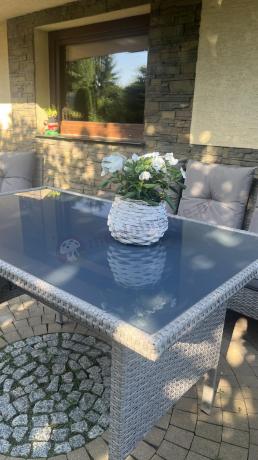 Szare meble ogrodowe technorattan ze stołem obiadowym i sofą Torino Dining