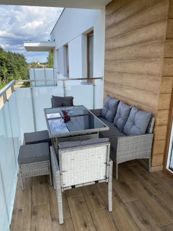 Szare meble ogrodowe technorattan ze stołem obiadowym i sofą Torino Dining