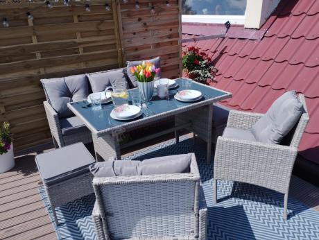 Szare meble ogrodowe technorattan ze stołem obiadowym i sofą Torino Dining