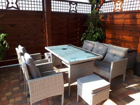 Szare meble ogrodowe technorattan ze stołem obiadowym i sofą Torino Dining