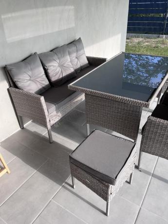 Szare meble ogrodowe technorattan ze stołem obiadowym i sofą Torino Dining