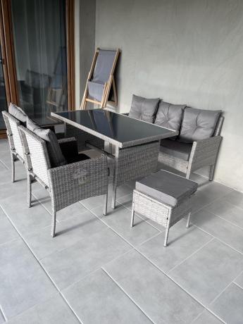 Szare meble ogrodowe technorattan ze stołem obiadowym i sofą Torino Dining