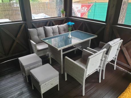 Szare meble ogrodowe technorattan ze stołem obiadowym i sofą Torino Dining