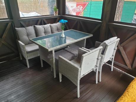 Szare meble ogrodowe technorattan ze stołem obiadowym i sofą Torino Dining