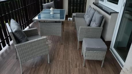 Szare meble ogrodowe technorattan ze stołem obiadowym i sofą Torino Dining