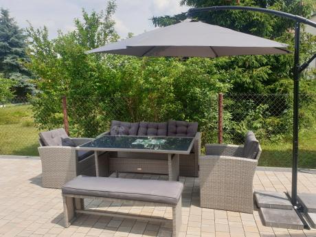 Szare meble tarasowe z wysokim stołem