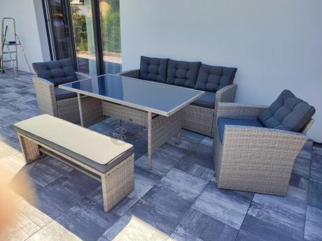 Szare meble tarasowe z wysokim stołem