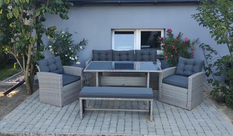 Szare meble tarasowe z wysokim stołem