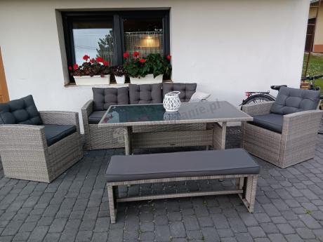 Szare meble tarasowe z wysokim stołem