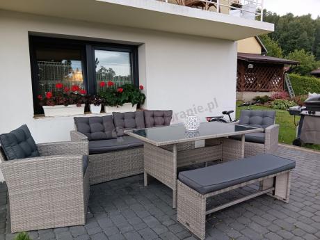 Szare meble tarasowe z wysokim stołem