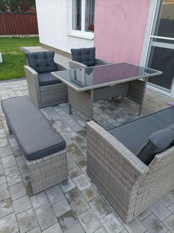 Szare meble tarasowe z wysokim stołem
