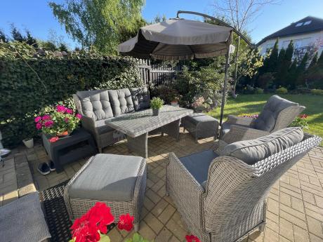 Szare meble technorattanowe na taras Laritto Dining + pufy - Grey