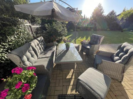 Szare meble technorattanowe na taras Laritto Dining + pufy - Grey