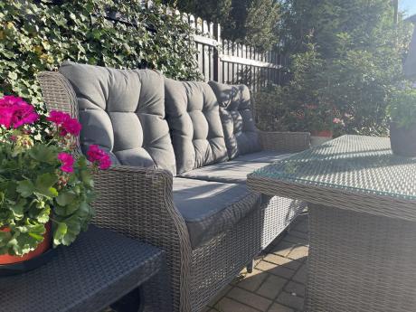 Szare meble technorattanowe na taras Laritto Dining + pufy - Grey