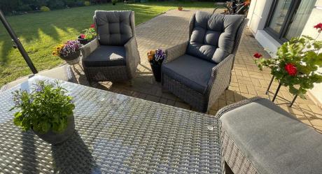 Szare meble technorattanowe na taras Laritto Dining + pufy - Grey