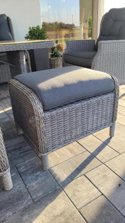 Szare meble technorattanowe na taras z regulowanymi fotelami Laritto Dining + pufy - Grey