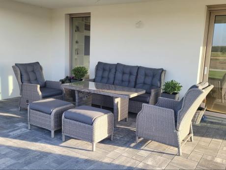 Szare meble technorattanowe na taras z regulowanymi fotelami Laritto Dining + pufy - Grey