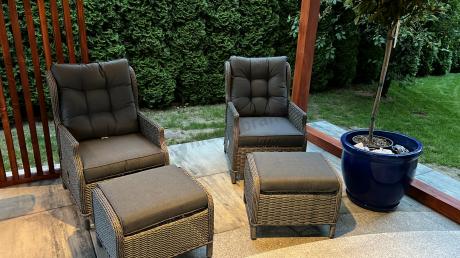 Szare meble technorattanowe na taras z regulowanymi fotelami Laritto Dining + pufy - Grey