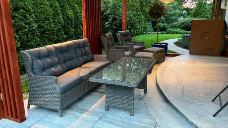 Szare meble technorattanowe na taras z regulowanymi fotelami Laritto Dining + pufy - Grey
