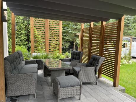 Szare meble technorattanowe na taras z regulowanymi fotelami Laritto Dining + pufy - Grey