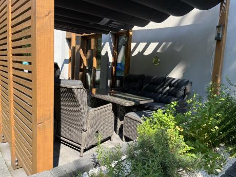 Szare meble technorattanowe na taras z regulowanymi fotelami Laritto Dining + pufy - Grey