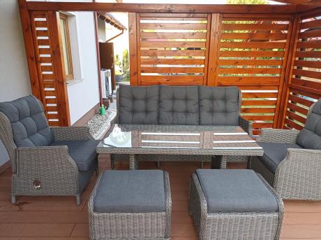 Szare meble technorattanowe na taras z regulowanymi fotelami Laritto Dining + pufy - Grey