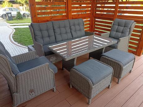 Szare meble technorattanowe na taras z regulowanymi fotelami Laritto Dining + pufy - Grey