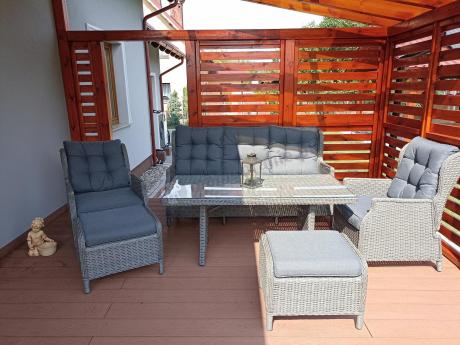 Szare meble technorattanowe na taras z regulowanymi fotelami Laritto Dining + pufy - Grey