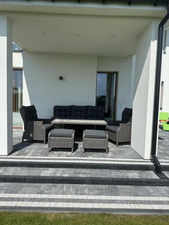 Szare meble technorattanowe na taras z regulowanymi fotelami Laritto Dining + pufy - Grey