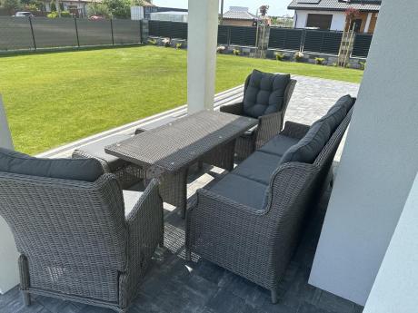 Szare meble technorattanowe na taras z regulowanymi fotelami Laritto Dining + pufy - Grey